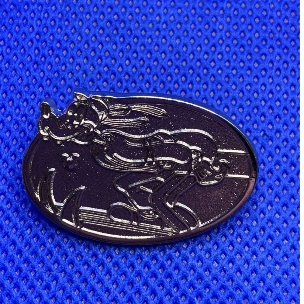 2013 Skiing Goofy chaser Disney pin hidden mickey trading pins WDW